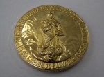 MEDALHA EM METAL DOURADO ALUSIVA A NOSSA SENHORA DA CONCEIÇÃO DA PRAIA / CIDADE DE SALVADOR ANO 1949 PEÇA COM 50,0 mm