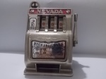 ANTIGO BRINQUEDO CAÇA NÍQUEL , ROLETA FUNCIONANDO NORMAL ( NÃO FOI TESTADO COM MOEDAS ) ITEM FEITO A FRENTE DE METAL E O FUNDO PLÁSTICO DURO , PEÇA MUITO BEM CONSERVADA COM ALTURA DE APROXIMADAMENTE 19,5 cm PESO EM TORNO DE 2 A 3 QUILOS ( ORIGEM HONG KONG )