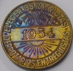 MEDALHA DE PROPAGANDA COMUNISTA DE 1954 COM O TIRADENTES ANVERSO: BUSTO DO TIRADENTES  ...  REVERSO: NO CENTRO A DATA DE 1954 E COM A LEGENDA: " ELEGER OS PATRIOTAS - DERROTAR OS ENTREGUISTAS " LATÃO PEÇA COM 2,5 cm E COM 6,4 g PEÇA EM EXCELENTE ESTADO DE CONSERVAÇÃO COM UM LINDA PATINA .... CONSTA NO CATÁLOGO KUT PROBER - CATÁLOGO DE MEDALHAS DA REPÚBLICA PG. 133