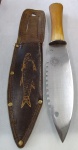CUTELARIA BRASILEIRA ( PASSO FUNDO - RS ) FACA " METALAÇO " LÂMINA EM AÇO INOX COM EMPUNHADURA EM OSSO, ACOMPANHA BAINHA EM COURO COMPRIMENTO TOTAL 26,0 cm COMPRIMENTO DA LÂMINA 14,9 cm