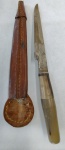 CUTELARIA - ANTIGA FACA COM BAINHA EM COURO ( MATERIAL NÃO IDENTIFICADO ) COMPRIMENTO TOTAL DA FACA 26,8 cm