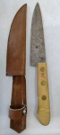 CUTELARIA - ANTIGA FACA CABO EM MADEIRA COM COMPRIMENTO TOTAL 28,5 cm E COMPRIMENTO DA LÂMINA 17,2 cm ACOMPANHA BAINHA EM COURO