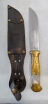 CUTELARIA - ANTIGA FACA TRAMONTINA COM COMPRIMENTO DE 22,5 cm EMPUNHADURA EM " MADRE PEROLA " ACOMPANHA BAINHA ORIGINAL EM COURO, GRAVAÇÃO NA LÂMINA " ROLPASA ROLAMENTOS PARANÁ S.A - CURITIBA - PR "