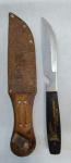CUTELARIA ( CORTESIA  DILEX - DISTRIBUIDORA DE LUBRIFICANTES E EQUIPAMENTOS LTDA ) FACA COM COMPRIMENTO TOTAL 19,5 cm ACOMPANHA BAINHA ORIGINAL EM COURO ESTA APRESENTA DESGASTES DO TEMPO