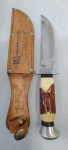 CUTELARIA ( CORTESIA  IA ) GRAVAÇÃO NA LÂMINA " IA - IRMÃOS AB AGE & CIA LTDA ELETRO IMPERIAL " FACA COM COMPRIMENTO TOTAL DE 22,8 cm ACOMPANHA BAINHA ORIGINAL EM COURO
