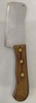 CUTELARIA - ANTIGA FACA COM GRAVAÇÃO NA LÂMINA " INOX - MUNDIAL - BRAZIL " PEÇA COM COMPRIMENTO TOTAL 26,5 cm EMPUNHADURA EM MADEIRA ( PRECISA DE RESTAURO - MADEIRA QUEBRADA )