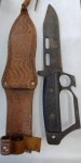 CUTELARIA - ANTIGA FACA MILITAR COM GRAVAÇÃO NA LÂMINA " SAICO BRASIL " COMPRIMENTO TOTAL DA PEÇA 30,8 cm ACOMPANHA BAINHA EM COURO