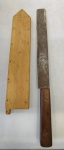 CUTELARIA - ANTIGA FACA COM BAINHA EM MADEIRA COMPRIMENTO TOTAL DA FACA 33,0 cm