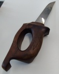 CUTELARIA - FACA ( EXÓTICA ) CABO EM MADEIRA LÂMINA EM AÇO, COMPRIMENTO DA LÂMINA 34,5 cm COMPRIMENTO TOTAL DA PEÇA 58,0 cm