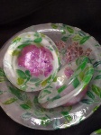 BELO JOGO SOBREMESA COM POLICROMIA FLORAL ... BACIA MEDE 30,5 cm DIÂMETRO E PIRES MEDE 16,0 cm DIÂMETRO x 6,0 cm ALTURA