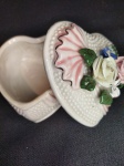 LINDO E IMPECÁVEL PORTA JÓIA COM FLORES DE PORCELANA NA TAMPA. MEDE 9,0 x 9,0 cm