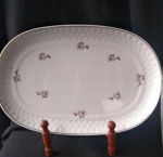 LINDA TRAVESSA COM DELICADA POLICROMIA FLORAL E TRABALHADO EM BAIXO RELEVO " PORCELANA REAL " PERFEITA DIMENSÃO  36 x 24 cm