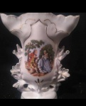 BELO VASO EM PORCELANA COM FIGURA DE CENAS GALANTES E FILETES EM DOURADO, MEDE 16,0 cm