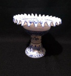 ANTIGO CENTRO DE MESA " MILK GLASS " BORDAS ONDULADAS COM FILETE AZUL... MEDE 15,0 cm ALTURA x 17,0 cm  DIÂMETRO