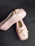 SAPATINHOS EM PORCELANA COM 17 cm  TOM ROSA COM LAÇOS DELICADOS / PERFEITOS