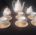 JOGO CAFEZINHO EM PORCELANA REAL, PEÇA COM MUITO DOURADO