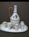 LINDÍSSIMA LICOREIRA " PORCELANA SCHMIDT " EM TOM PEROLADO COM MUITO DOURADO E CENA GALANTE... DOURAÇÃO IMPECÁVEL SEM DESGASTE / ACOMPANHA BANDEJA E 5 CANECAS, NAS PEÇAS VEM ESCRITO " BODAS DE PORCELANA "