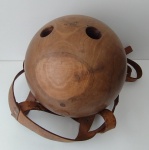 ANTIGA BOLA DE BOLICHE EM MADEIRA COM SUPORTE EM COURO " PUGSLEY S/A "