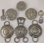 MAGNÍFICO CONJUNTO *** ACESSÓRIOS PARA CAVALO 8 PEÇAS / SENDO UM COM BRASÃO DA REPÚBLICA E NO VERSO GRAVADO UM CORNETA ESTA PEÇA DA REPÚBLICA TEM DIÂMETRO 7,0 cm