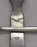 MILITARIA - LOTE CONTENDO DOIS GARFOS RAROS DA ALEMANHA ( PERÍODO 3o. REICH ) SENDO UM DE ALUMÍNIO ( EXÉRCITO ) E OUTRO EM METAL PRATEADO ( AERONAUTICA ) PEÇAS AUTÊNTICAS DE ÉPOCA .... NOTA.: ALUMÍNIO PEÇA COM 18,7 cm COM GRAVAÇÃO NA PEÇA " C&CW43 E LOGO ABAIXO SIMBOLO ALEMÃO NAZISTA " E A OUTRA PEÇA EM METAL PRATEADO COM 20,2 cm COM GRAVAÇÃO NO METAL " WMF PATENT 100 - 50 E LOGO ABAIXO SIMBOLO ALEMÃO NAZISTA " DESDE JÁ COLOCAMOS EM PAUTA QUE NÃO FAZEMOS APOLOGIA AO REGIME ALEMÃO DESTE PERÍODO, PEÇAS SENDO COLOCADAS EM LEILÃO A TITULO HISTÓRICO ( ESTUDO )