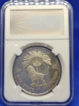 MAGNÍFICA ONÇA TROY DA REPÚBLICA DE SINGAPURA PEÇA ALUSIVA " O RETORNO DO COMETA HALLEY 1910 - 1986 "  FC  PRATA 999  /  39,0 mm E COM 31,5 g  PEÇA ACONDICIONADA NO SLAB