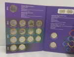 ÁLBUM DAS MOEDAS COMEMORATIVAS OLIMPÍADAS RIO 2016 - COLEÇÃO COMPLETA CONTENDO AS 17 MOEDAS JUNTAMENTE COM A BANDEIRA OLÍMPICA ( 2012 - 2016 ) AMBAS AS MOEDAS NO ESTADO DE CONSERVAÇÃO FLOR DE CUNHO , DIMENSÃO DO ÁLBUM 0,6 x 16,1 x 21,0 cm  TODAS AS PEÇAS SÃO ORIGINAIS
