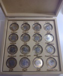 ESTOJO EM MADEIRA CONTENDO AS 16 MOEDAS COMEMORATIVAS DAS OLIMPÍADAS RIO 2012-2016 NOTA.: NESTE ESTOJO NÃO ACOMPANHA A MOEDA DA " BANDEIRA OLÍMPICA " PEÇAS ACONDICIONADAS NAS CAPSULAS DE ACRILÍCOS E AMBAS FLOR DE CUNHO, DIMENSÃO DO ESTOJO 3,2 x 18,0 x 18,1 cm