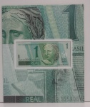 C#254 CARTELA CONTENDO CÉDULA DO BRASIL ( REPÚBLICA ) 1 REAL ANO DE 2003 ( FE ) CHANCELAS DE ANTÔNIO PALOCCI FILHO / HENRIQUE DE CAMPOS MEIRELLES ( AC )