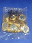 V#608 SACHÊ LACRADO DA CASA DA MOEDA DO BRASIL CONTENDO 50 MOEDAS COMEMORATIVAS DE 1 REAL DE 2019 ( BEIJA-FLOR ) 25 ANOS DO PLANO REAL