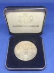 KM#273  ESTOJO CONTENDO MOEDA COMEMORATIVA EM PRATA ( U.S.A  - AMERICAN SILVER EAGLE ) 1 DÓLAR ANO DE 2004  PRATA 999 /  31,1 g E COM 40,0 mm PEÇA EM EXCELENTE ESTADO DE CONSERVAÇÃO