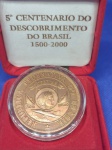 LINDO ESTOJO CONTENDO MEDALHA COMEMORATIVA " 5o. CENTENÁRIO DO DESCOBRIMENTO DO BRASIL 1500 - 2000 " PEÇA EM COBRE FLOR DE CUNHO COM DIÂMETRO 39,0 mm