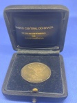 P#724a ANTIGA MOEDA DE PRATA DO BRASIL ( REPÚBLICA ) 20 CRUZEIROS ANO DE 1972 PEÇA ACOMPANHA ESTOJO BANCO CENTRAL DO BRASIL / PEÇA EM EXCELENTE ESTADO DE CONSERVAÇÃO ... NOTA.: NAS FOTOS VAI CONSTAR UMA FOTO ONDE É POSSIVEL VER UMA ELEVAÇÃO = TIPO UMA EMENDA ONDE AO REDOR TEM DOIS PONTOS, ESTA ELEVAÇÃO É QUE DETERMINA O " MODULO MAIOR " COMO SE FOSSE UMA LOMBADA ... DEMAIS MOEDAS NA GRANDE MAIORIA NÃO POSSUI ESTE DETALHE, E PLANO ...