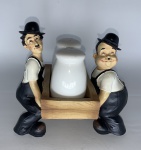 Decoração de cozinha -  Porta Saleiro e Pimenteiro em Material sintético representando  Laurel e Hardy - O Gordo e o Magro. Recipientes em cerâmicas vitrificadas. Medindo 15x16x12.