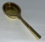 Metal dourado - Pequeno  objeto  em Bronze  representando  Panela. Inscrição no verso não identificada. Medida 25x8,5x3. Peso 630g. 