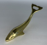 Metal Dourado - Abridor de. Garrafas em Bronze representando Golfinho. Assinado. Medindo: 19x9x5.