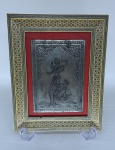 Turquia - quadro confeccionado com  placa de metal, assinada, representando mulher aguadeira e homem segurando garrafa de metal. Cena romântica. Medindo 31x25 cm.