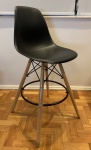 Cadeira  Modelo Charles  Eames  SILLA, assento  em polipropileno , acabamento fosco, pernas em madeira e metal. Medida: 47x83x55 cm. Selo Garden Life. Sem uso.