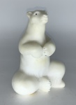 Art Deco - Estatueta em alabastro de calcite branco / Travertino representando Urso Polar. Sinal de desgaste na ponta da orelha direita. Medidas: 14x10x8 cm. Peso 800g