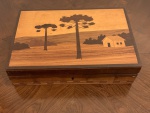 COLECIONISMO - Caixa de madeira trabalhada em marqueterie retratando Araucárias e cena rural.  Medidas; 22 x 15 x 5. Circa 1970, marcas do tempo. Não possui chave.