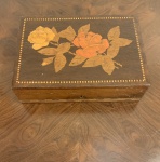 COLECIONISMO - Caixa de madeira trabalhada com duas Rosas em marqueterie. Anos 1950. Marcas do tempo. Medidas; 19 x 13 x 5,5. Não possui chave.