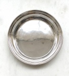 PRATA - Prato raso confeccionado em prata batida, sem identificação. Provavelmente França, início Século XX. Medidas. 28 x 3. Peso; 250 gramas.