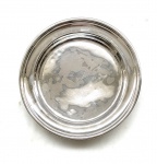 PRATA - Prato raso confeccionado em prata batida, sem identificação. Provavelmente França,. Medidas; 25 x 3. Peso; 180 gramas.