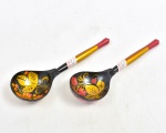 Par de pequenas conchas de madeira laqueada com decoração ao gosto charão. 19 cm comp x 6 cm diam