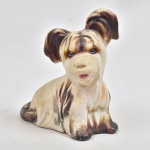 Escultura de ceramica representando cãozinho Shih-tzu. 19x17 cm