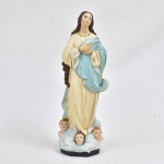 Belíssima imagem de gesso, representando Nossa Senhora Imaculada Conceição (sob nuvem com 3 anjos e estrela), ricamente policromada.30 cm alt