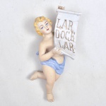 Anjo de parede em biscuit segurando pergaminho "Lar Doce Lar". 19x6 cm