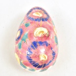 Ovo de porcelana vitrificada com farta pintura floral destaque para fundo rosa. 19x11x11 cm