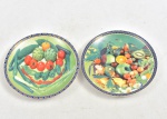 Par de pratos miniaturas de porcelana , fundo verde com frutos. Acompanha descanso. 8 cm diam