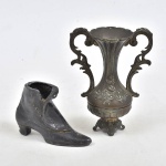 Lote contendo 2 delicadas floreiras de metal, sendo 1 vaso de alças laterais com delicado cinzelado floral (Made in Italy)  e botinha com bico fino.12x9 cm e 9x6 cm