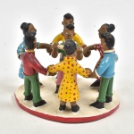 Marinalva. "Roda". Arte Popular Brasileira. Escultura de cerâmica policromada com representação de 7 personagens. 12 cm alt x 14 cm diam